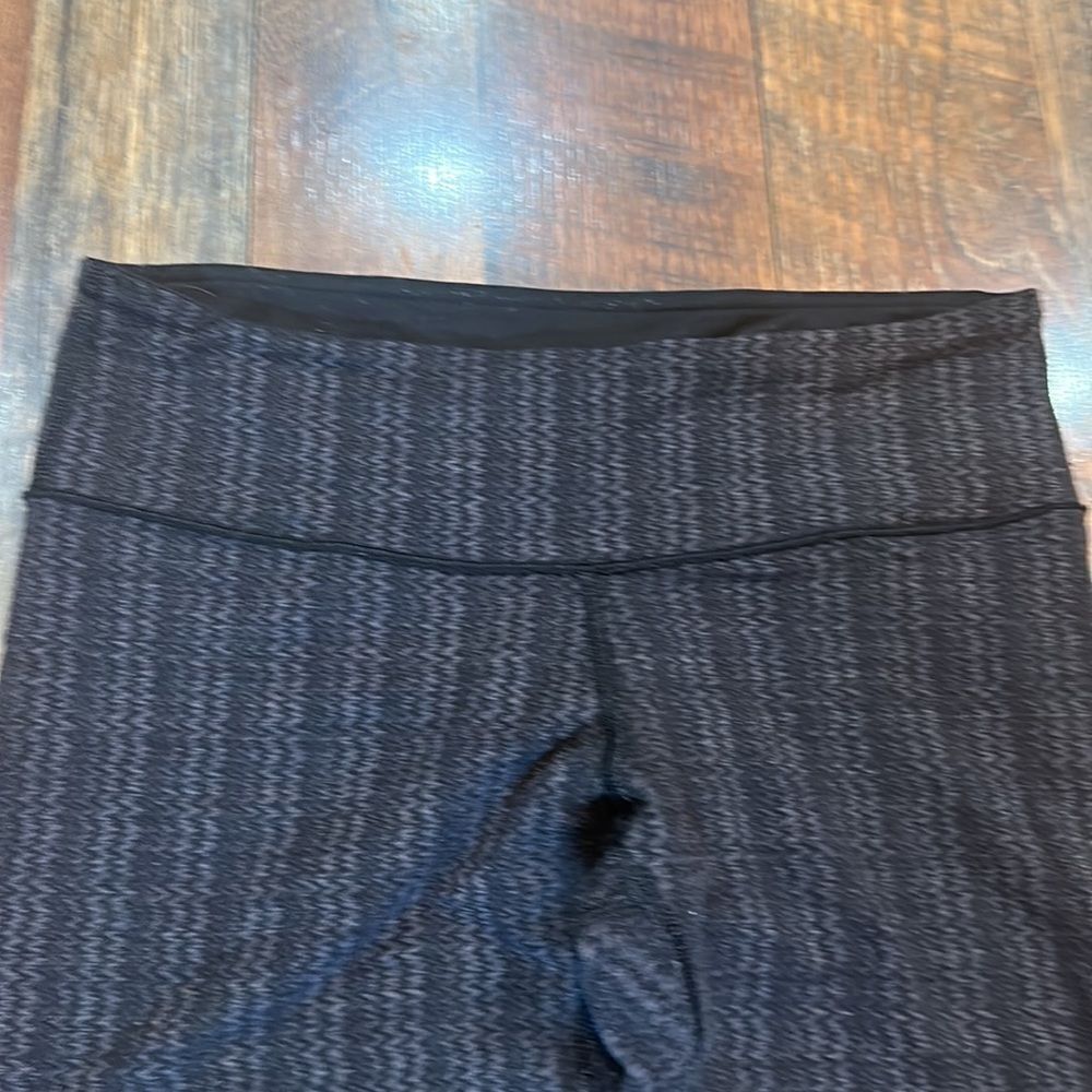 Lululemon leggings 6 (2000A) - Picture 2 of 4